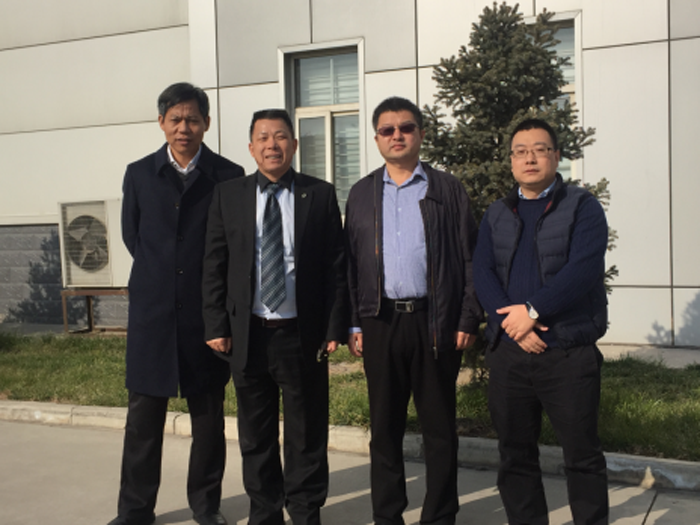 南方略董事長劉祖軻、馬法洲與特變電工新能源董事長張建新一行合影